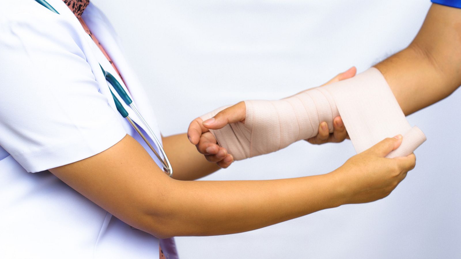 Un médico venda el brazo de un paciente