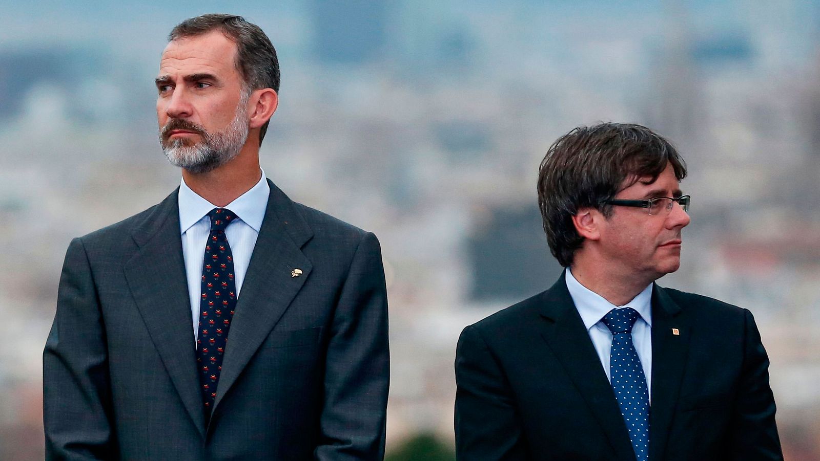 El rey Felipe VI junto al presidente de la Generalitat Carles Puigdemont en Barcelona