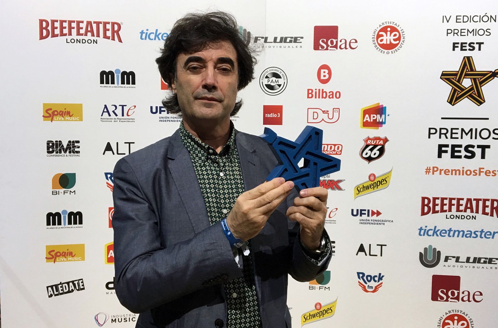 Tomás Fdo. Flores, director de Radio 3, con el Premio Fest 2017