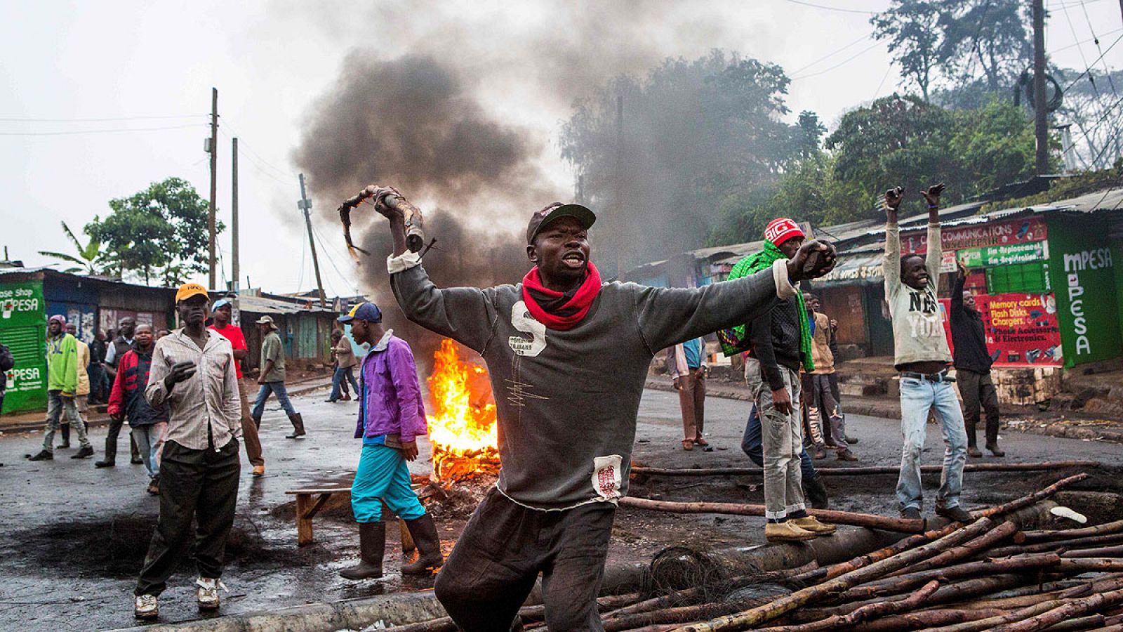 Un grupo de manfiestantes en el barrio chabolista de Kibera, Nairobi.