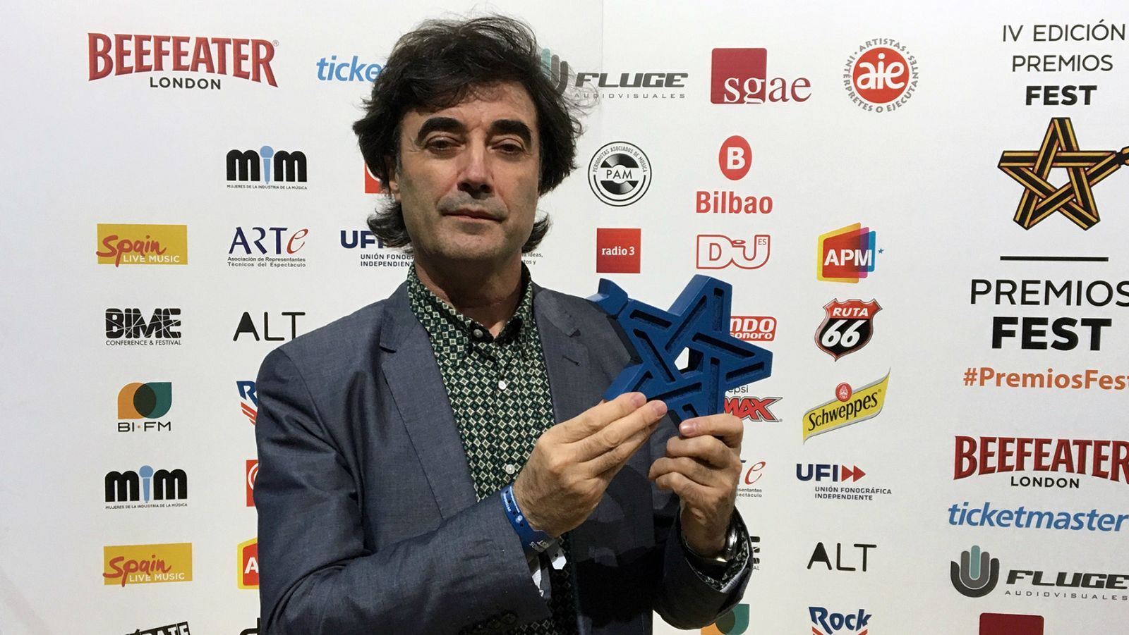 Tomás Fdo. Flores posa con el cuarto Premio Fest consecutivo que consigue Radio 3