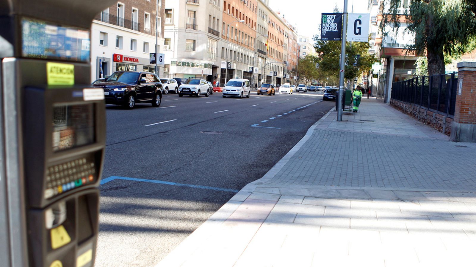 El Ayuntamiento de Madrid mantiene por tercer dia consecutivo la prohibición de aparcar en zona SER a los no residentes por la contaminación