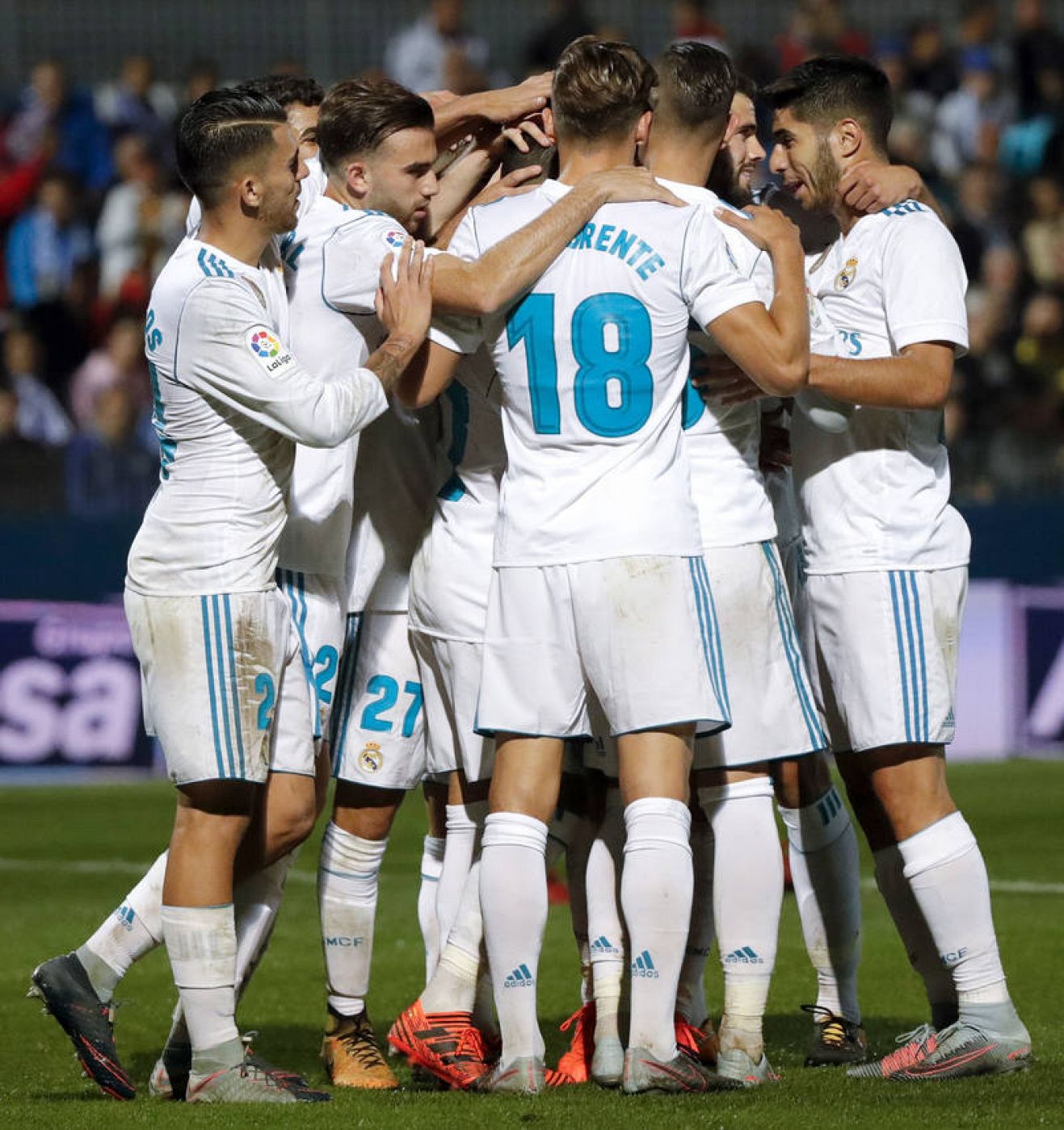 Los jugadores del Real Madrid celebran el segundo gol del equipo blanco en Fuenlabrada.