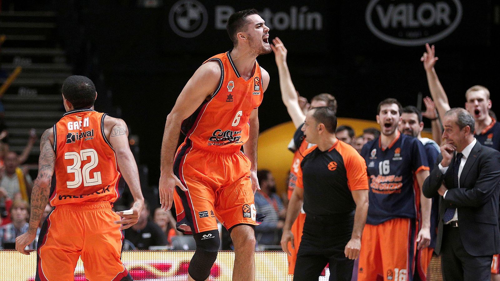 El escolta del Valencia Alberto Abalde celebra una acción ante el Unicaja.