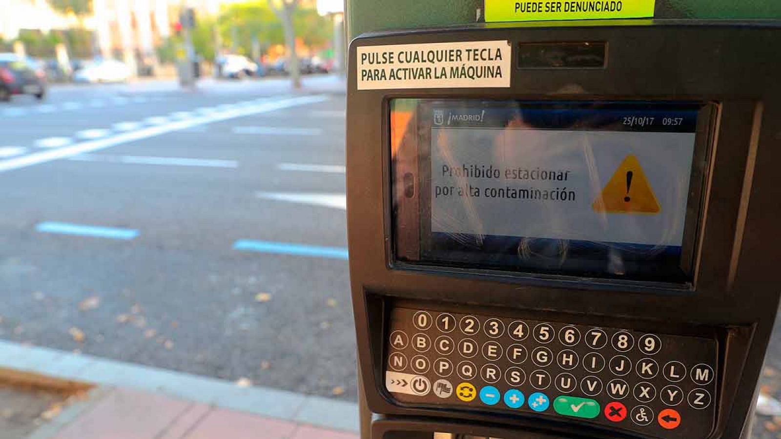 Un parquímetro informa de la prohibición de aparcar en la zona SER de Madrid