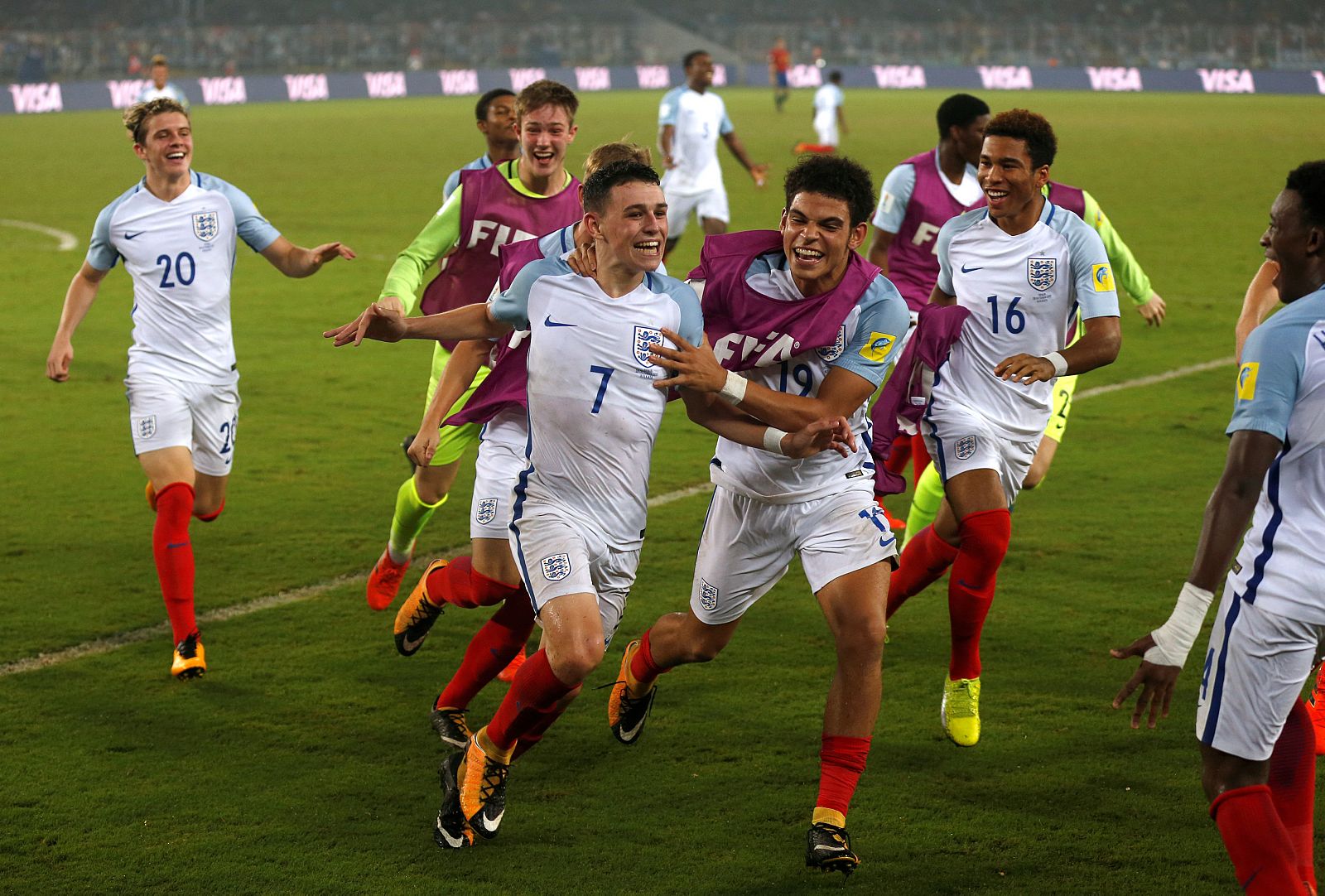 Los jugadores de Inglaterra celebran el cuarto gol, obra de Foden.