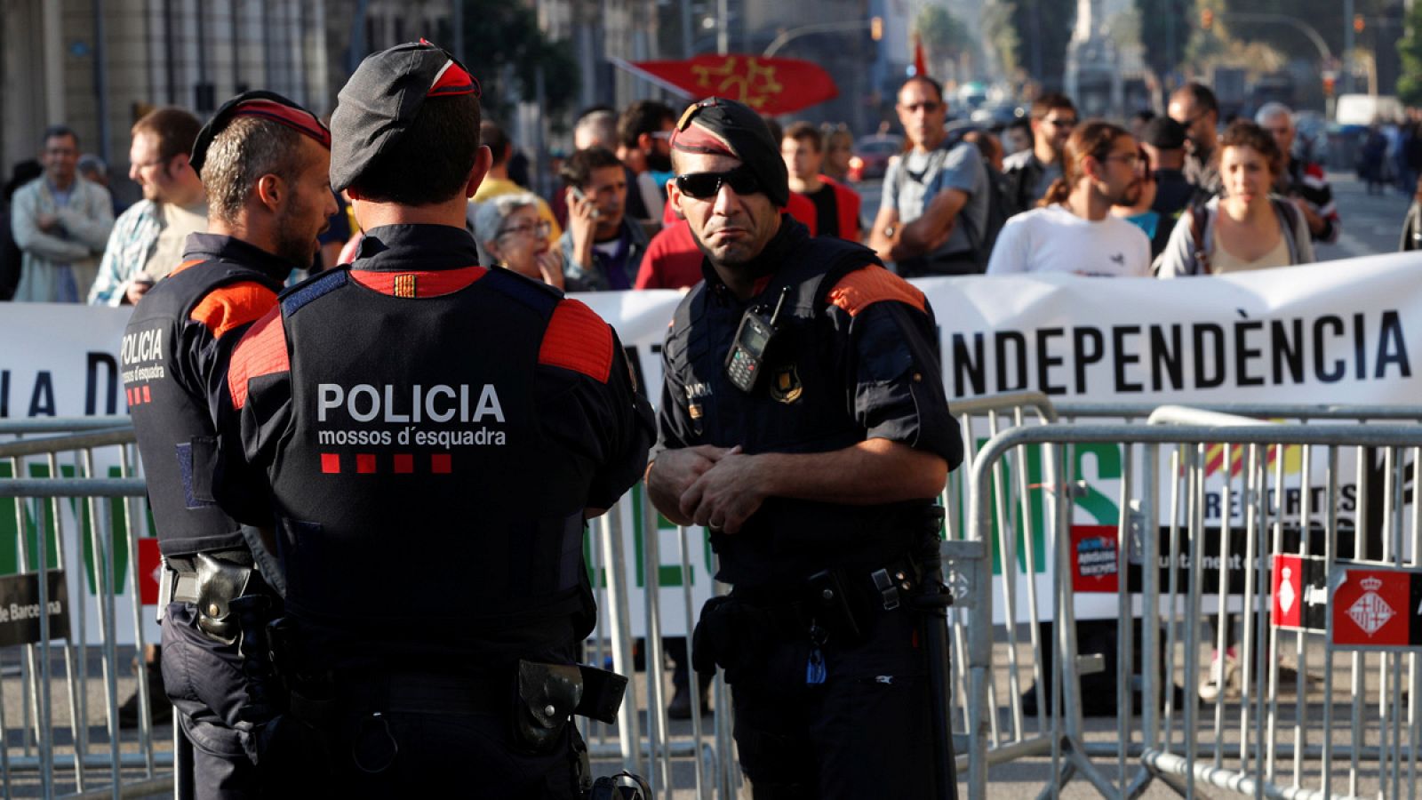 Mossos vigilan durante una manifestación en Barcelona