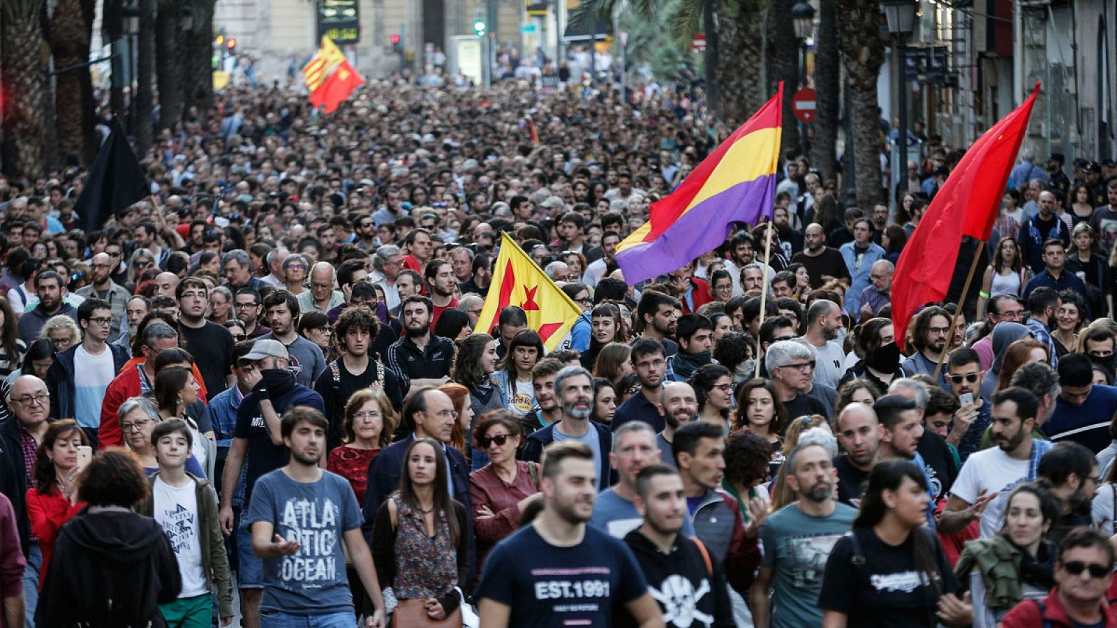 Miles de personas se manifestan el sábado 28 de octubre de 2017 por las calles del centro de València contra las agresiones que protagonizaron miembros de la ultraderecha el 9 de octubre de 2017.