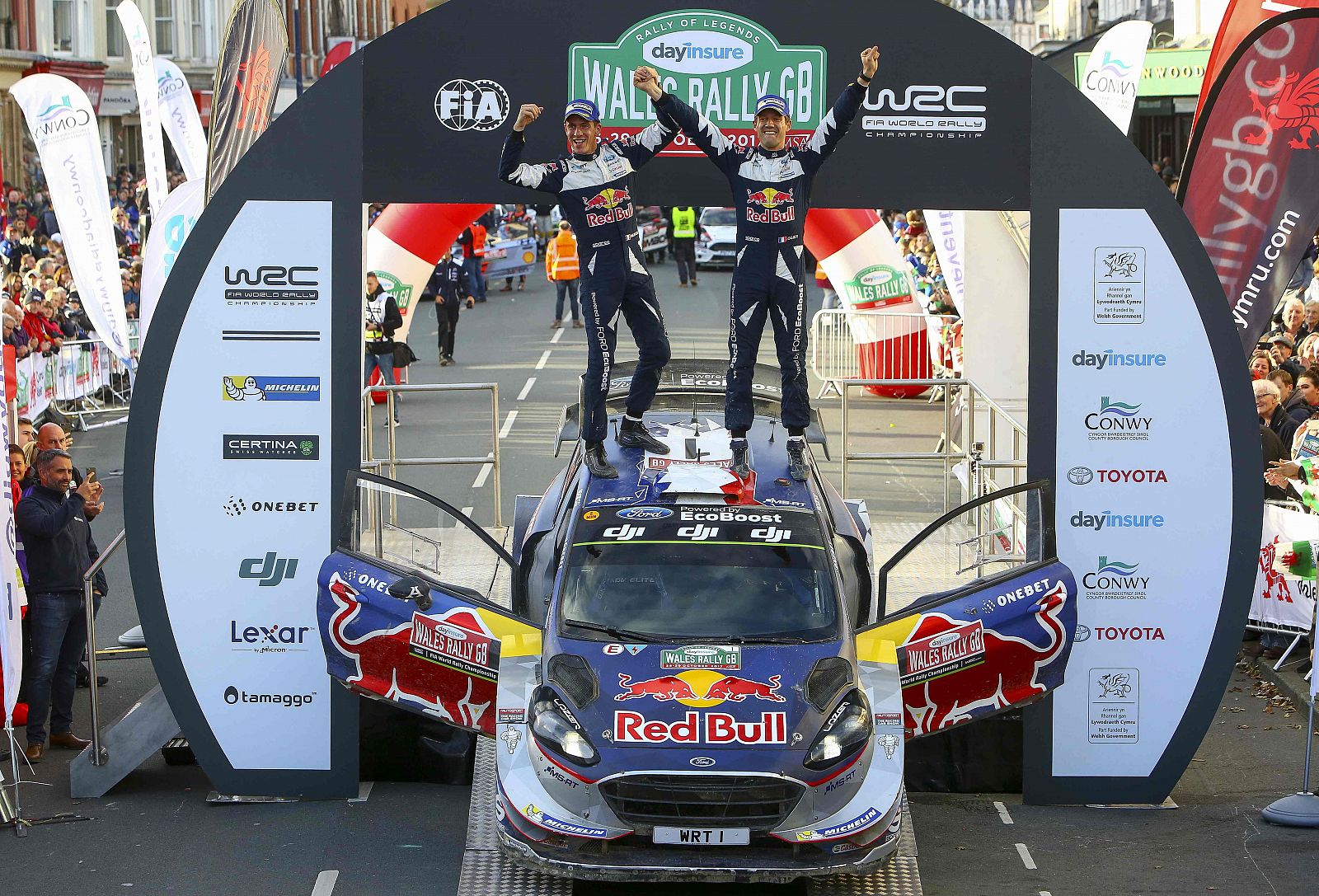 Ogier e Ingrassia celebran su título mundial en Gales.