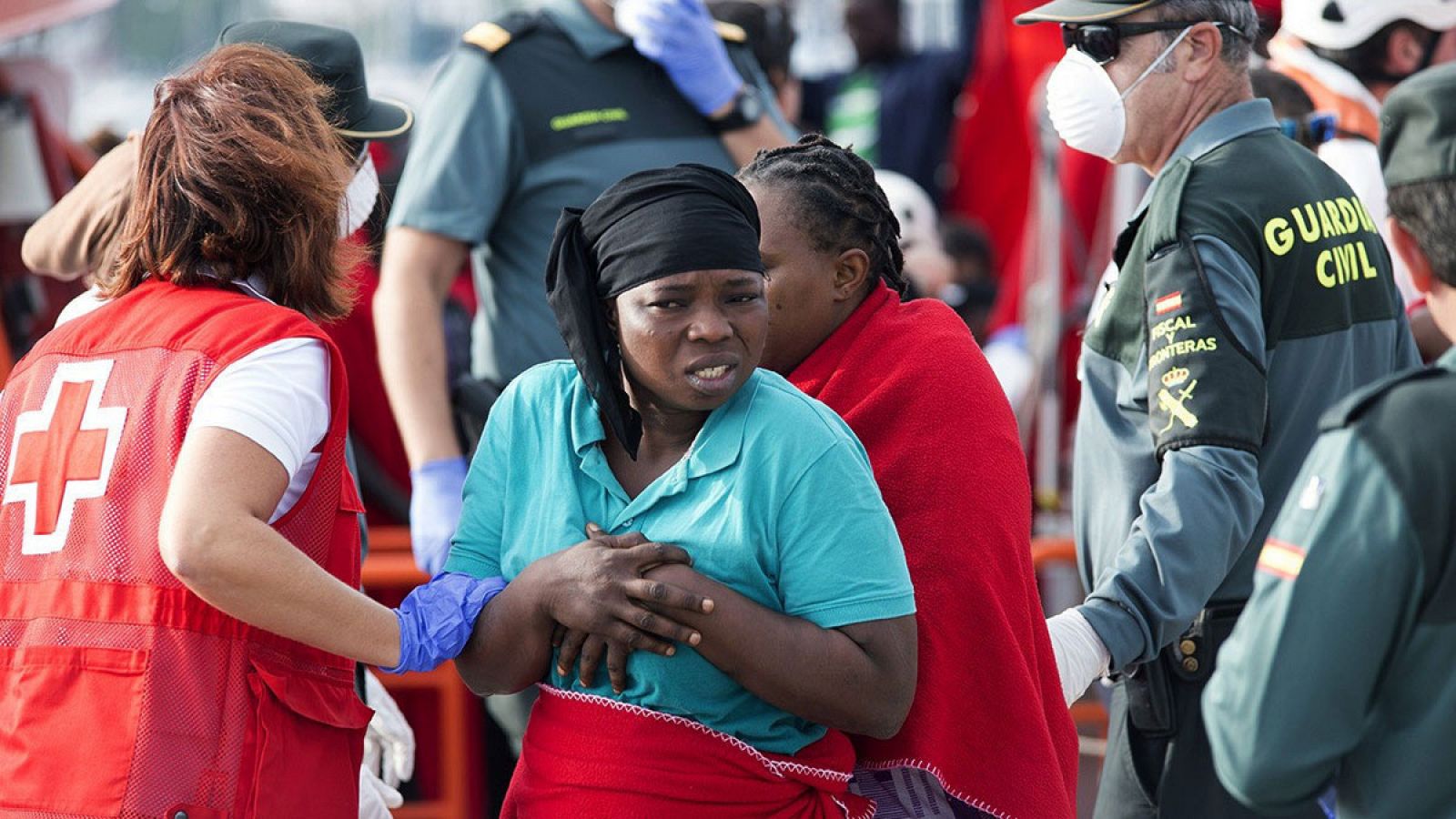 Una inmigrante es atendida en Motril por la Cruz Roja