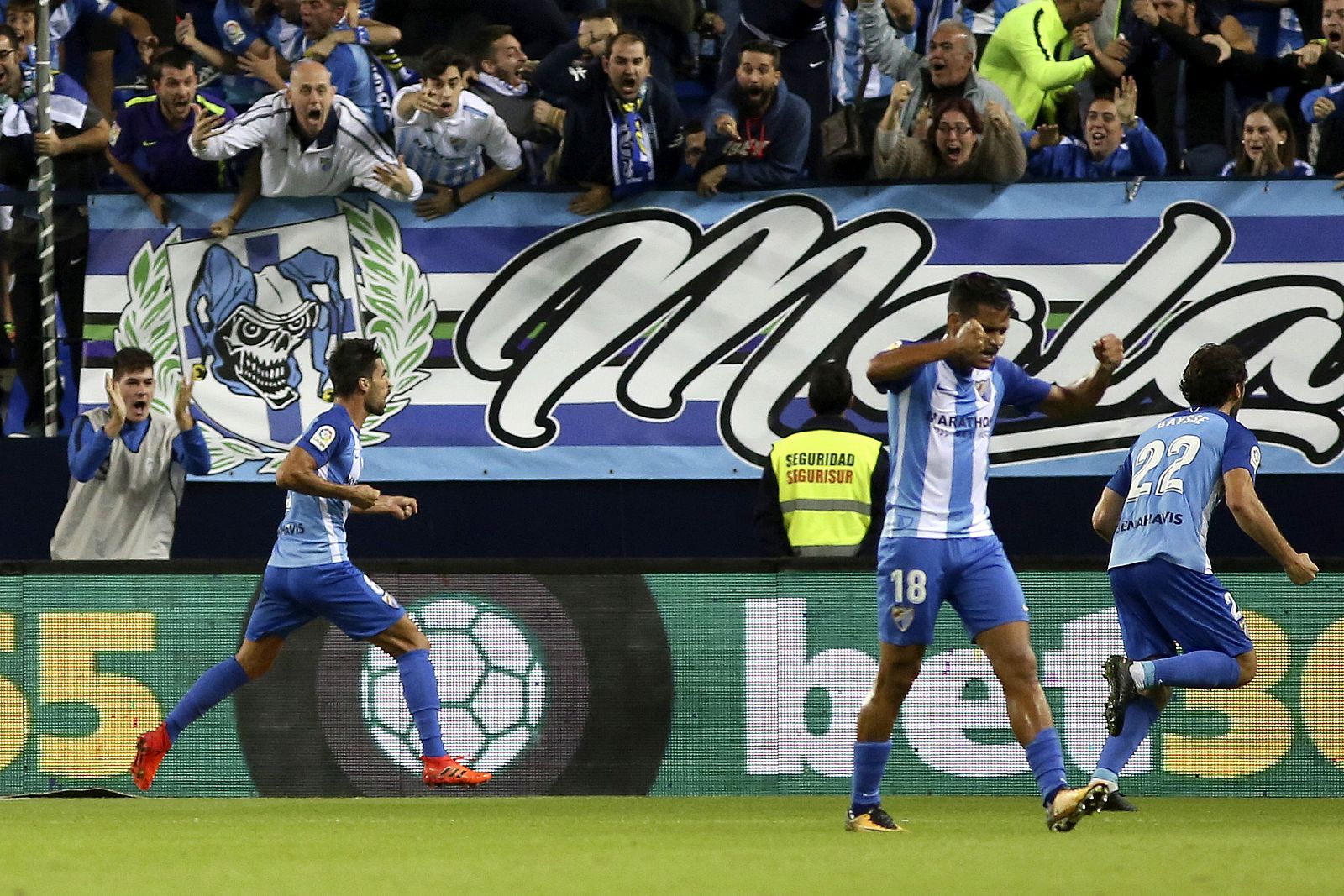 Adrián González celebra el primer gol ante el Celta.