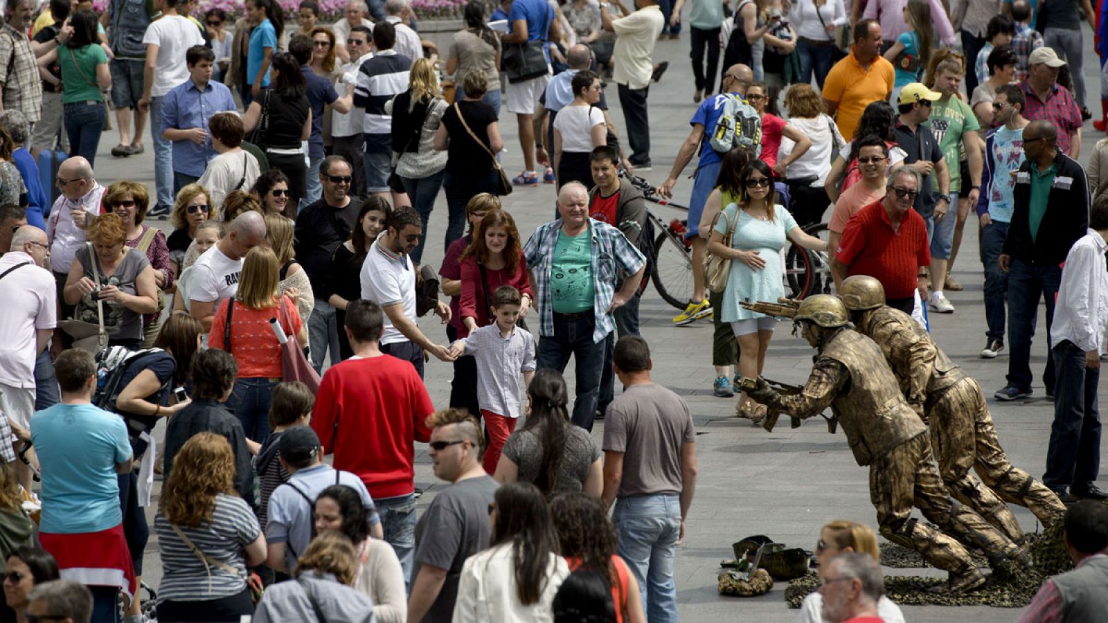Turistas paseando por la Puerta del Sol de Madrid