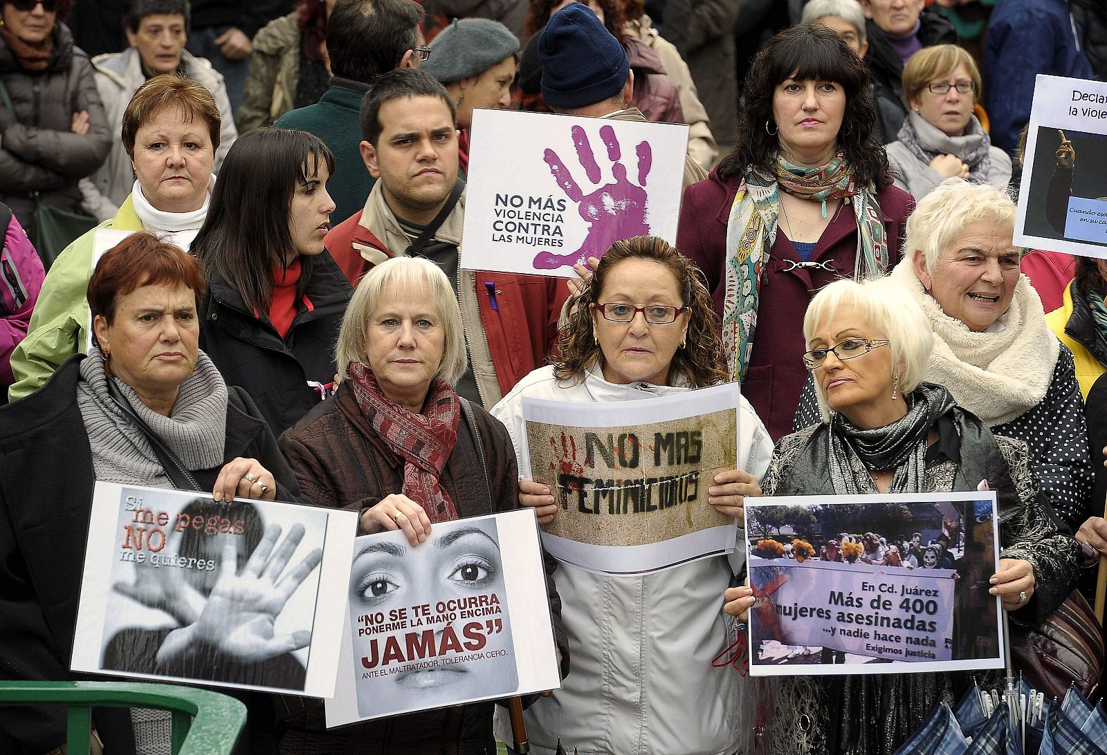Un grupo de mujeres portan carteles contra la violencia de género.