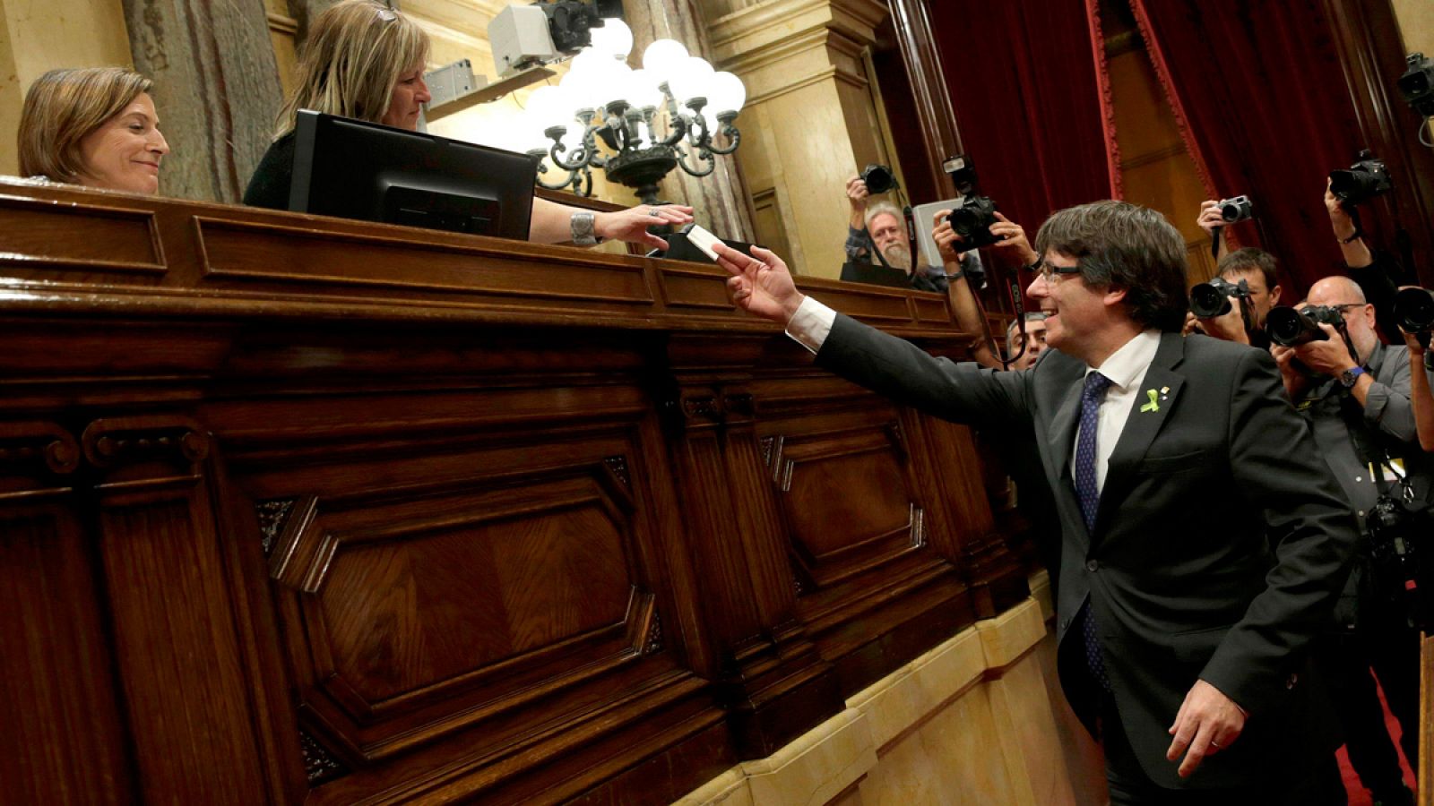 El presidente de la Generalitat vota el  27 de octubre en el pleno del Parlament que aprobó la declaración de independencia de Cataluña