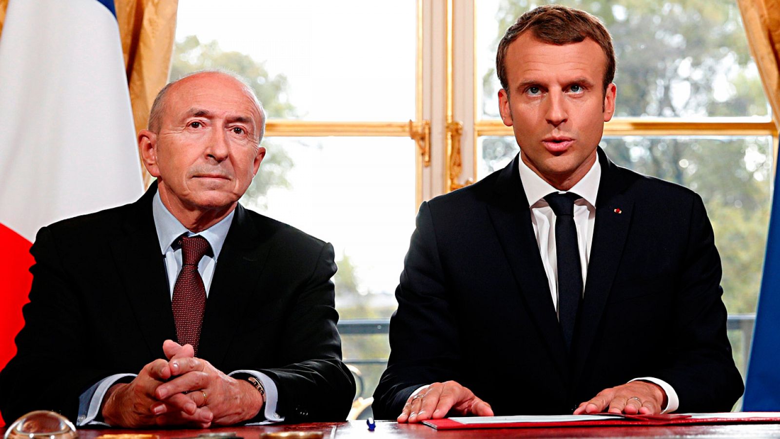 El ministro del Interior, Gerard Collombe, y el presidente francés, Emmanuel Macron, durante el acto de la firma de la nueva ley antiterrorista