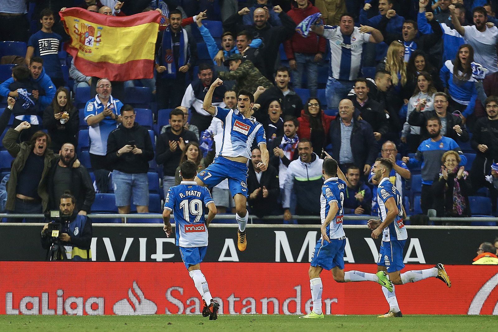 Los jugadores del CD Espanyol celebran el gol de Moreno.