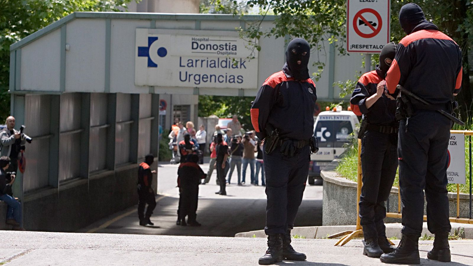 La entrada de urgencias del Hospital Donostia de San sebastián, donde ha sido ingresada la mujer maniatada que ha hallado la Ertzaintza