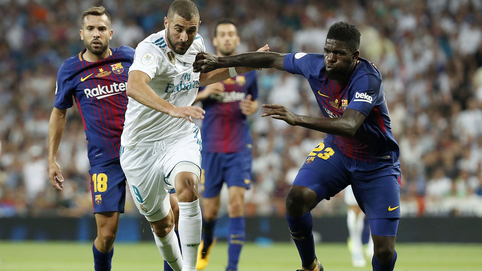 Benzema y Umtiti luchan por un balón en la ida de la Supercopa del pasado agosto.
