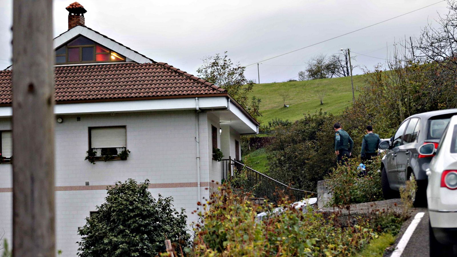 Una pareja de la Guardia Civil accede la vivienda de Lantero donde, presuntamente, un hombre ha matado a su hijo