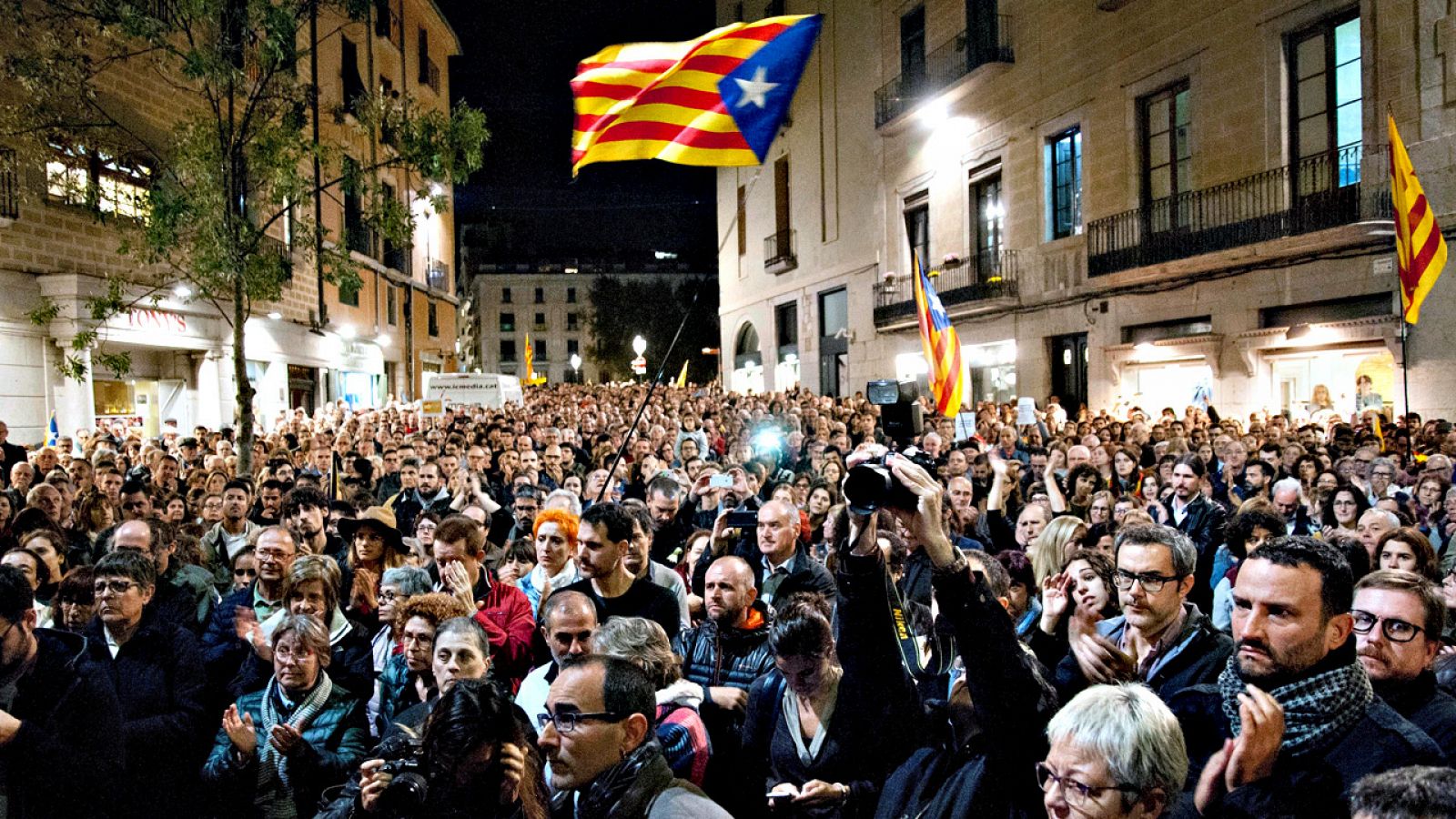 Concentración en el centro de Girona contra la encarcelación de los exmiembros del Govern