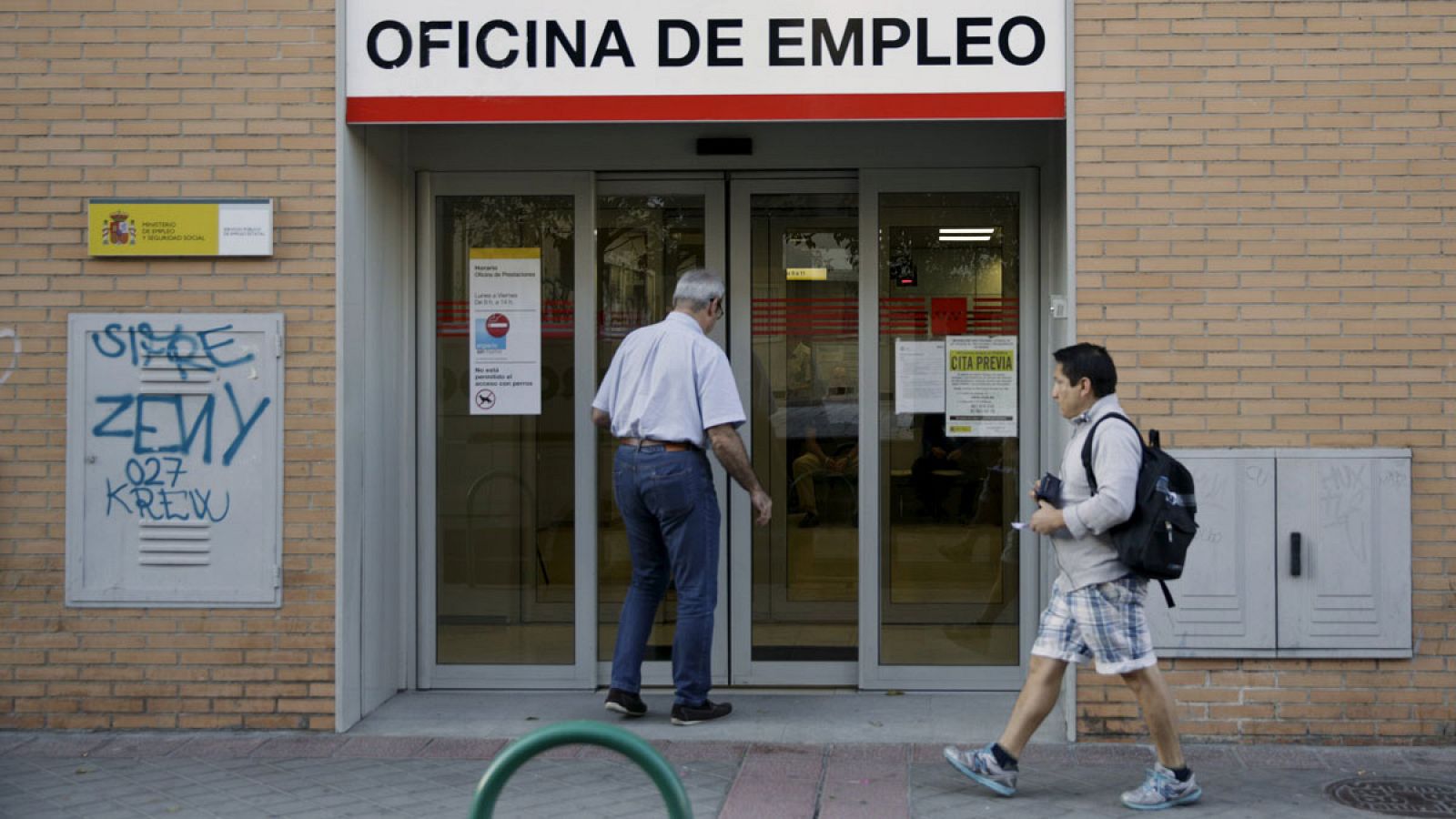 Dos personas entran en una oficina de Empleo de la Comunidad de Madrid