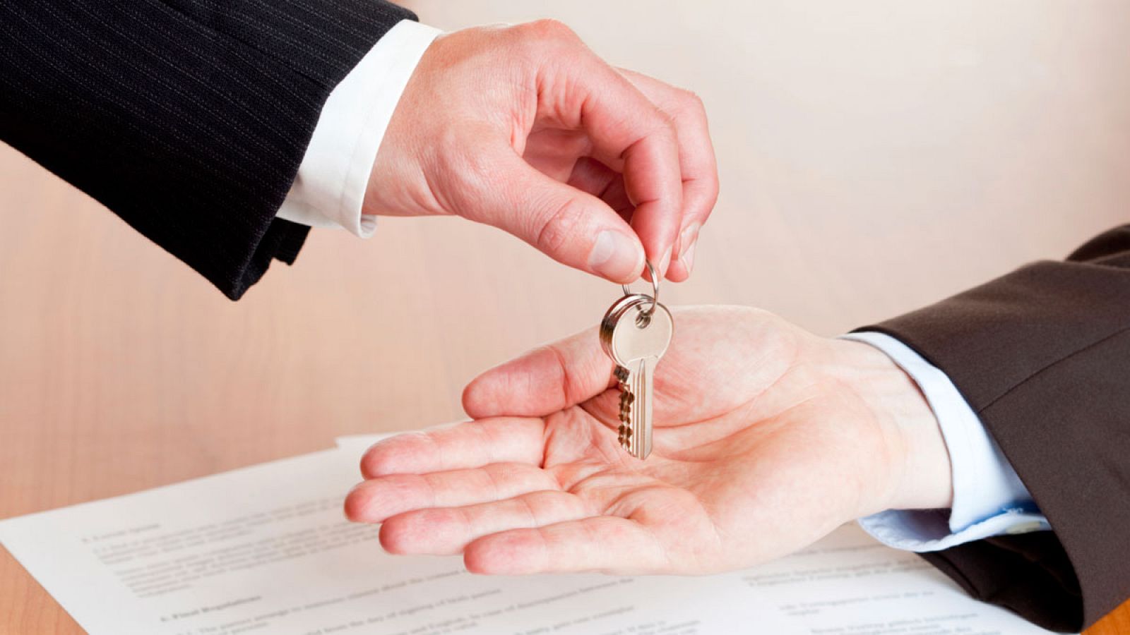 Entrega de llaves tras la firma de una hipoteca