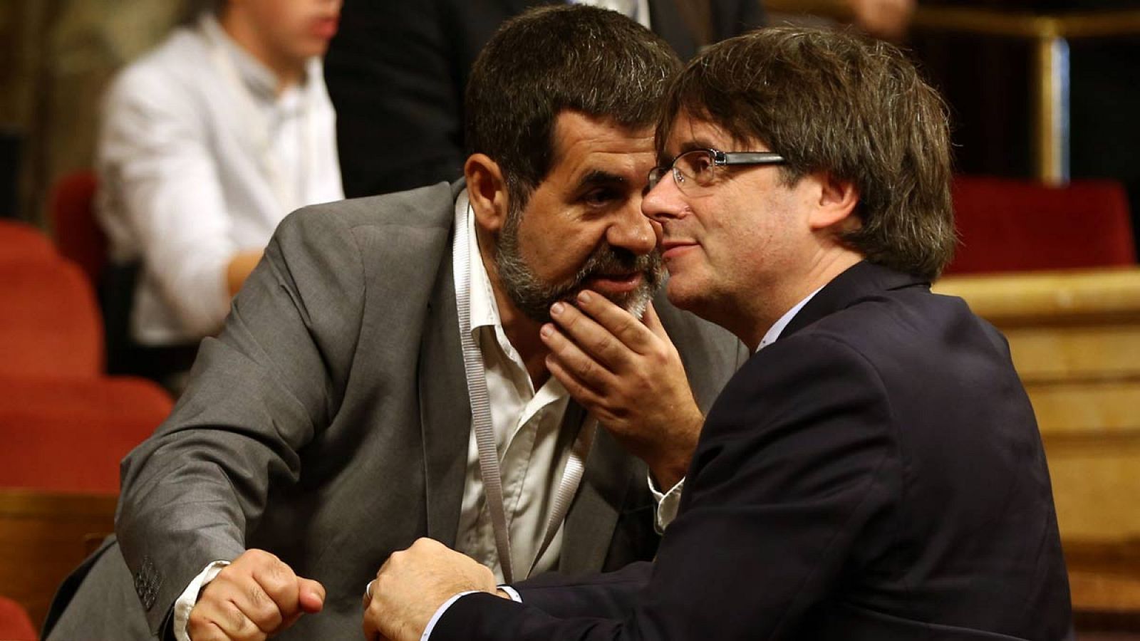 Puigdemont y Jordi Sánchez en el Parlament de Cataluña.