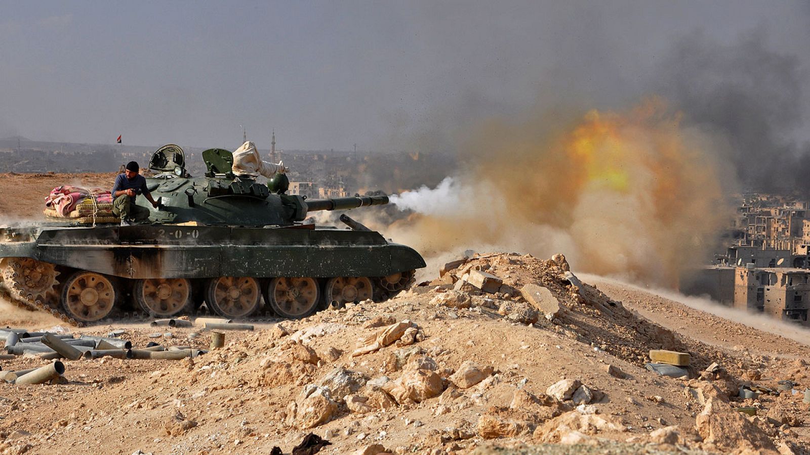 Un tanque sirio dispara contra la ciudad en la ofensiva para reconquistar Deir el Zor