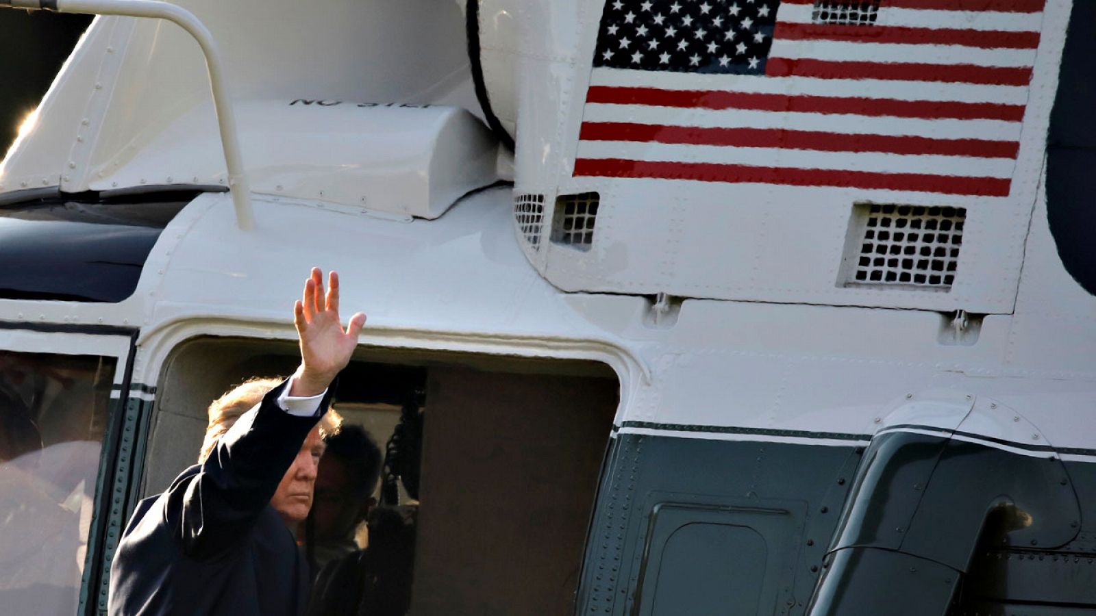 El presidente de Estados Unidos, Donald Trump, sube a bordo del 'Marine One', el helicóptero presidencial