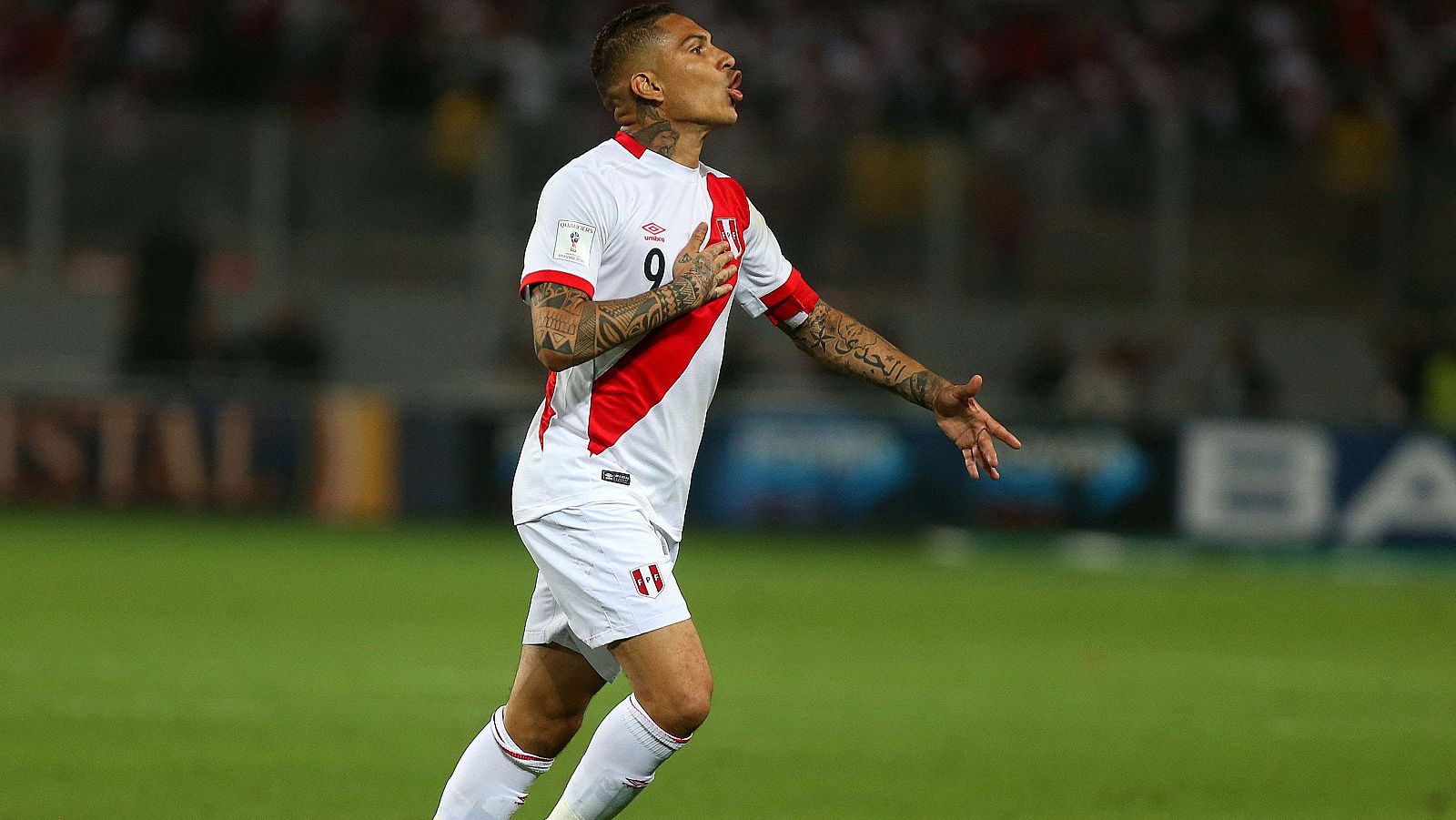 Paolo Guerrero, en un partido con Perú.