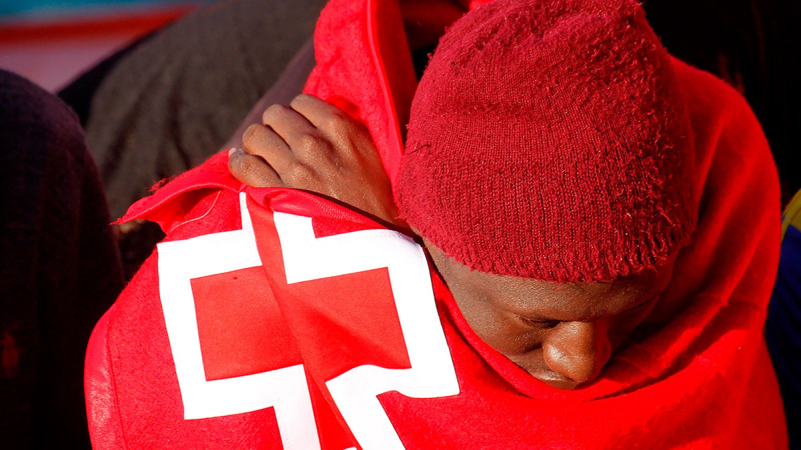 Imagen de archivo de un inmigrante rescatado por Salvamento Marítimo en Tarifa