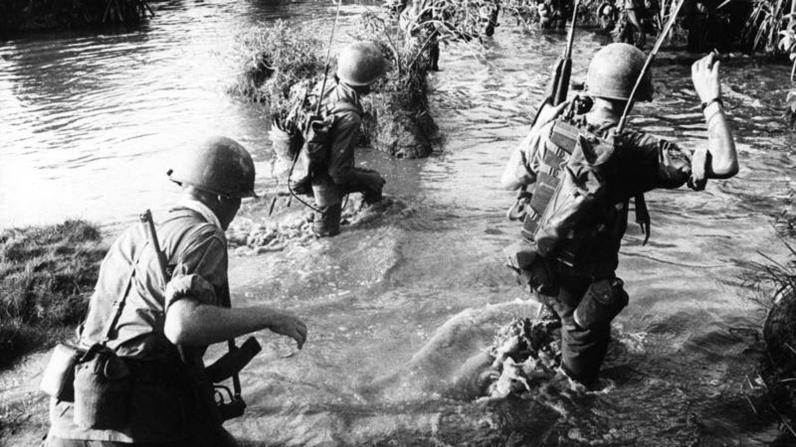Tropas sudvietnamitas pasan por un pantano persiguiendo a guerrilleros del Vietcong en el área cercana a An Ninh (1965).