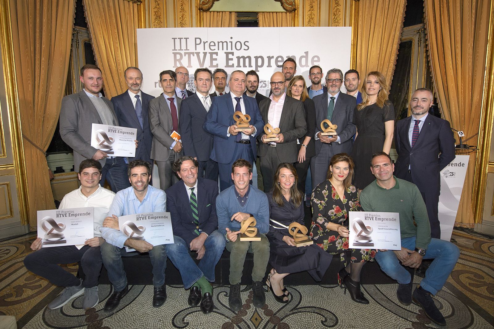 Foto de familia de los ganadores y finalistas de la tercera eidción de los Premios Emprende