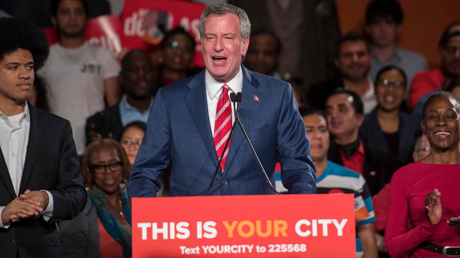 El alcalde de Nueva York, Bill de Blasio, celebra su reelección
