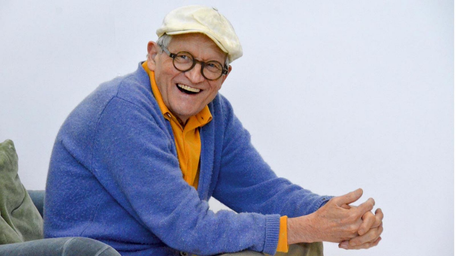 David Hockney posa en su estudio de Los Ángeles en 2016