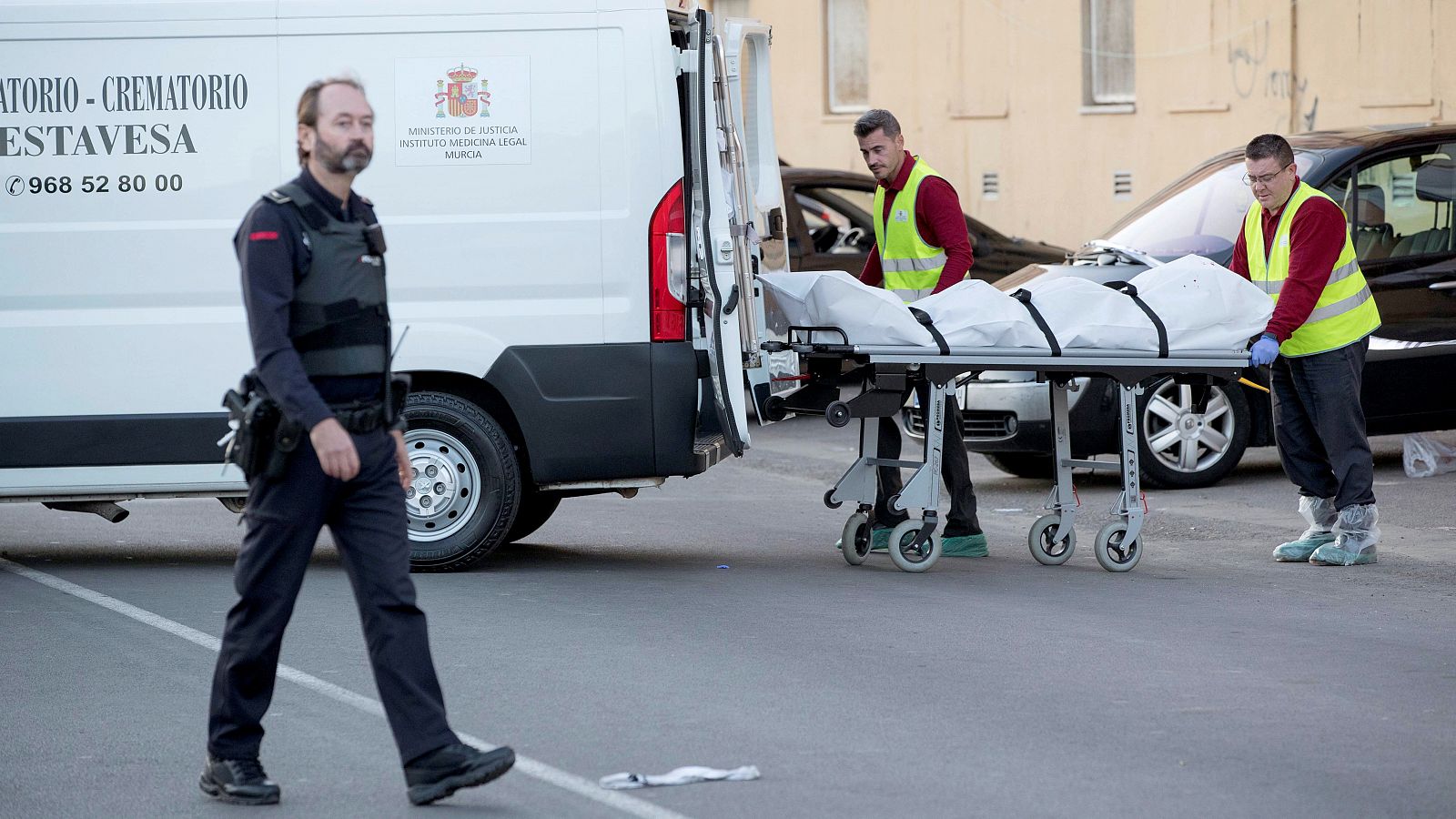 Retiran el cadáver de uno de los dos hombres que han muerto en un tiroteo en Cartagena, Murcia.