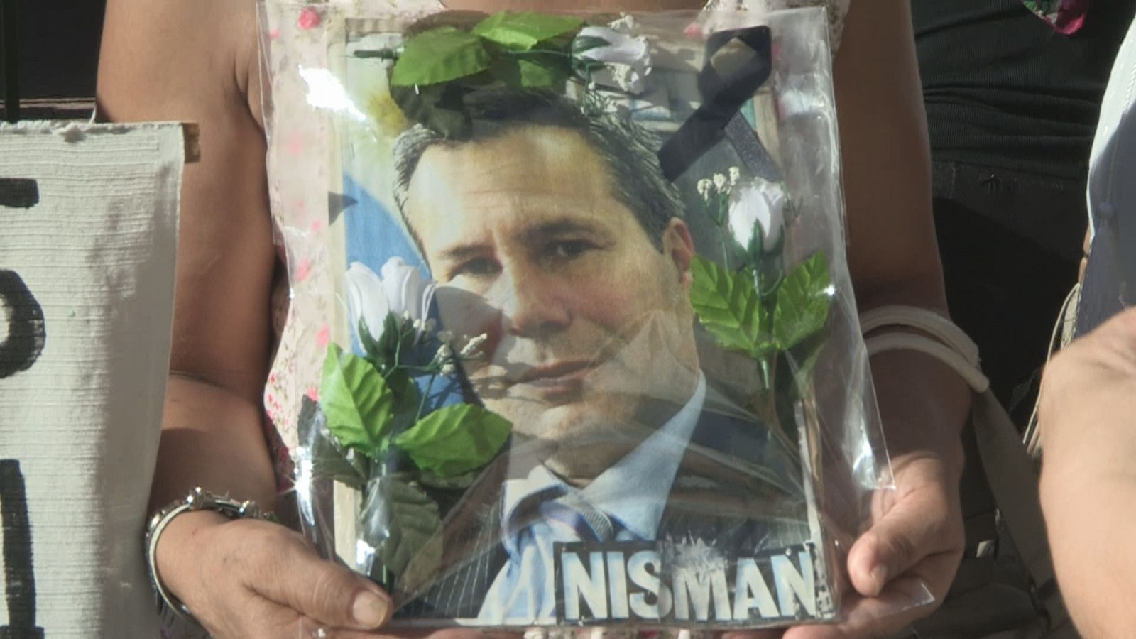 Una mujer sostiene una foto del fiscal Alberto Nisman, miércoles 18 de enero de 2017.