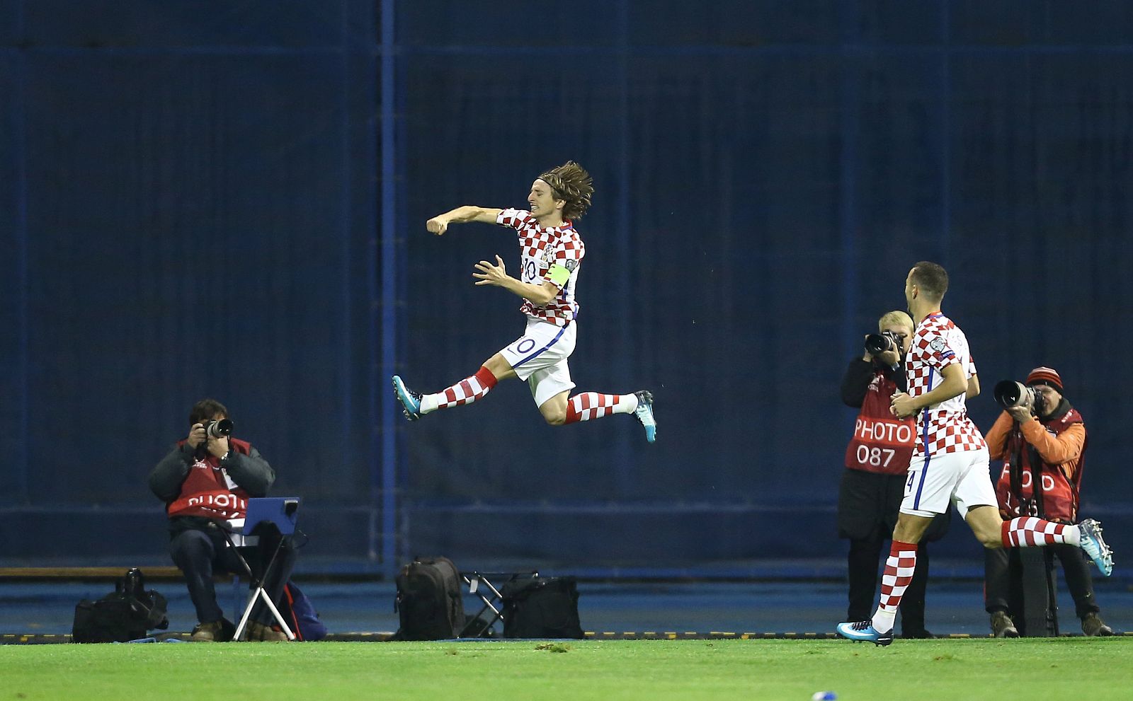Modric celebra un gol ante Grecia