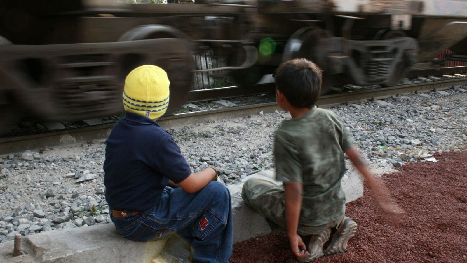 Imagen de diciembre de 2007 en la que se ve a dos niños observando el paso del tren en el municipio de Ecatepec, en el estado de México.