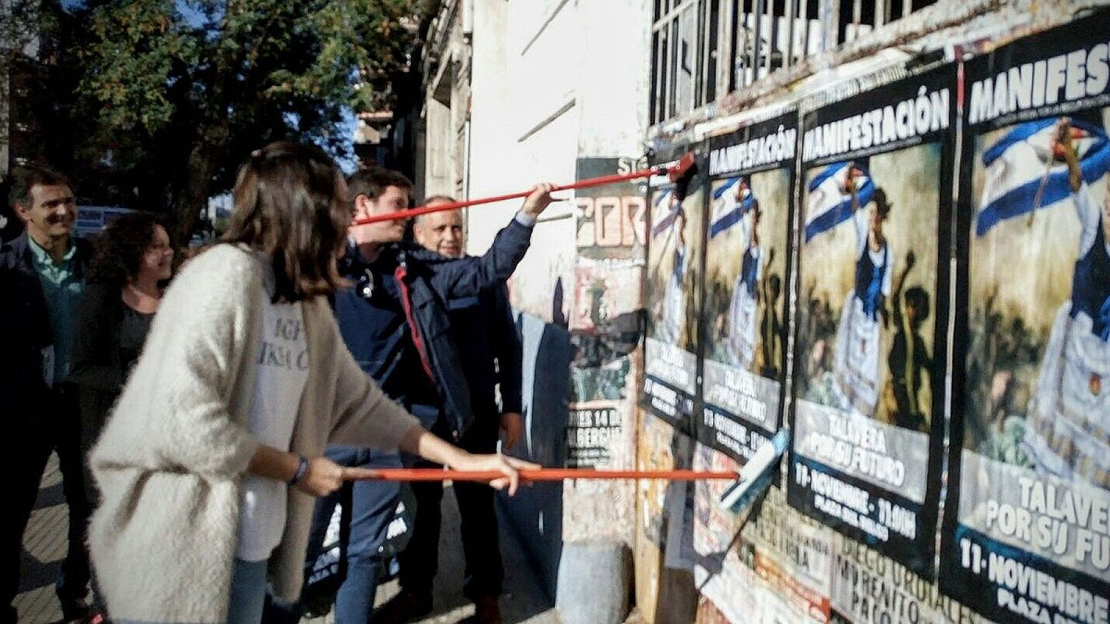 Los integrantes de la Mesa por Talavera, durante una pegada de carteles