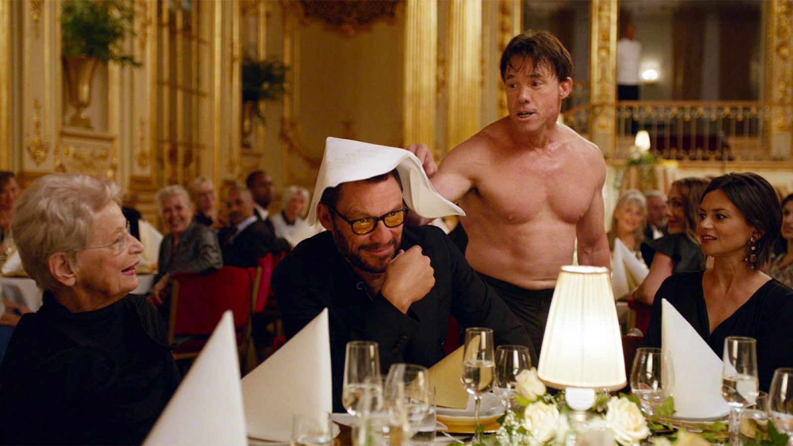 Dominic West y Terry Notary en 'The square'.