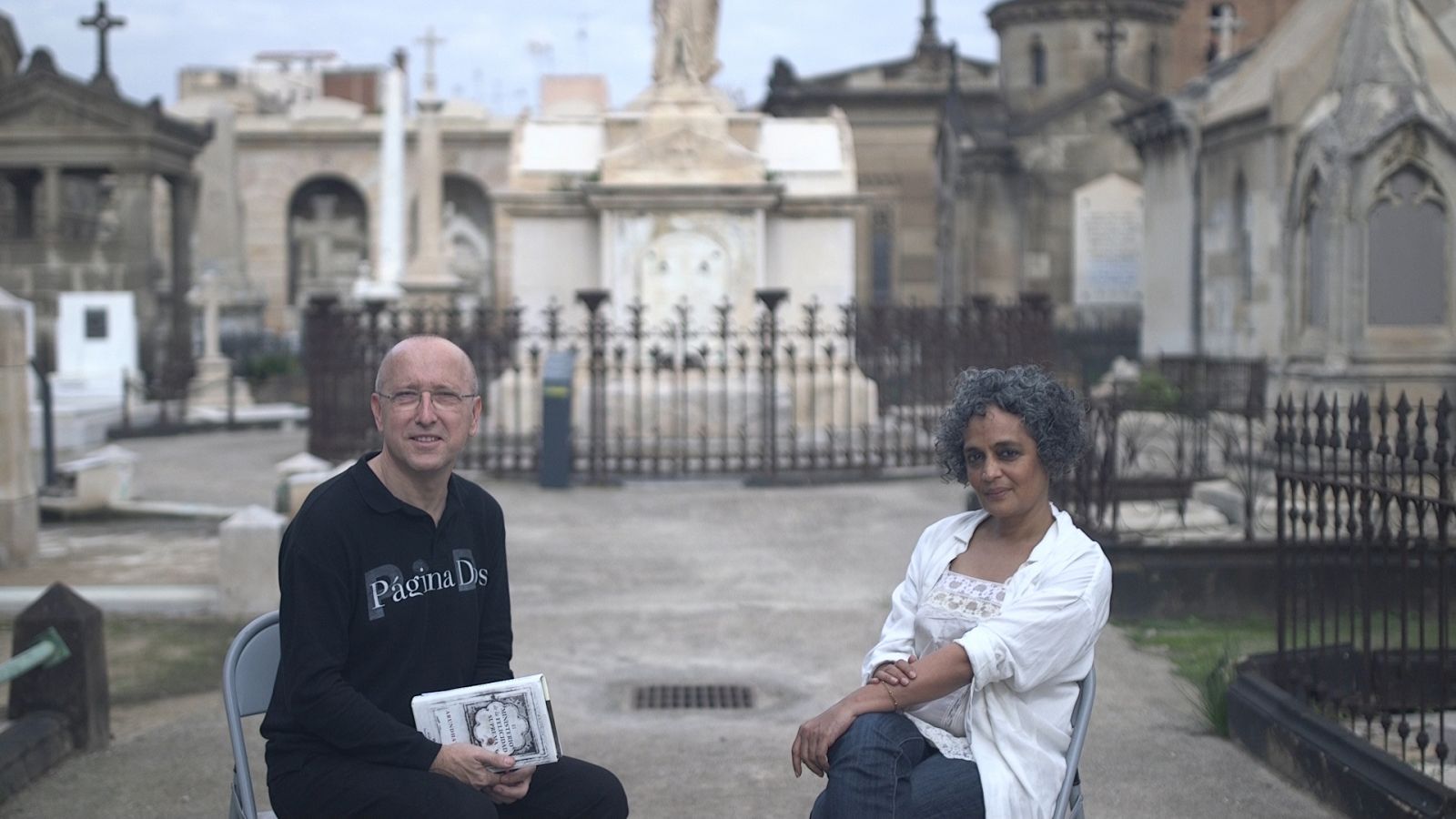 La escritora hindú Arundhati Roy, con el director de 'Página Dos', Óscar López