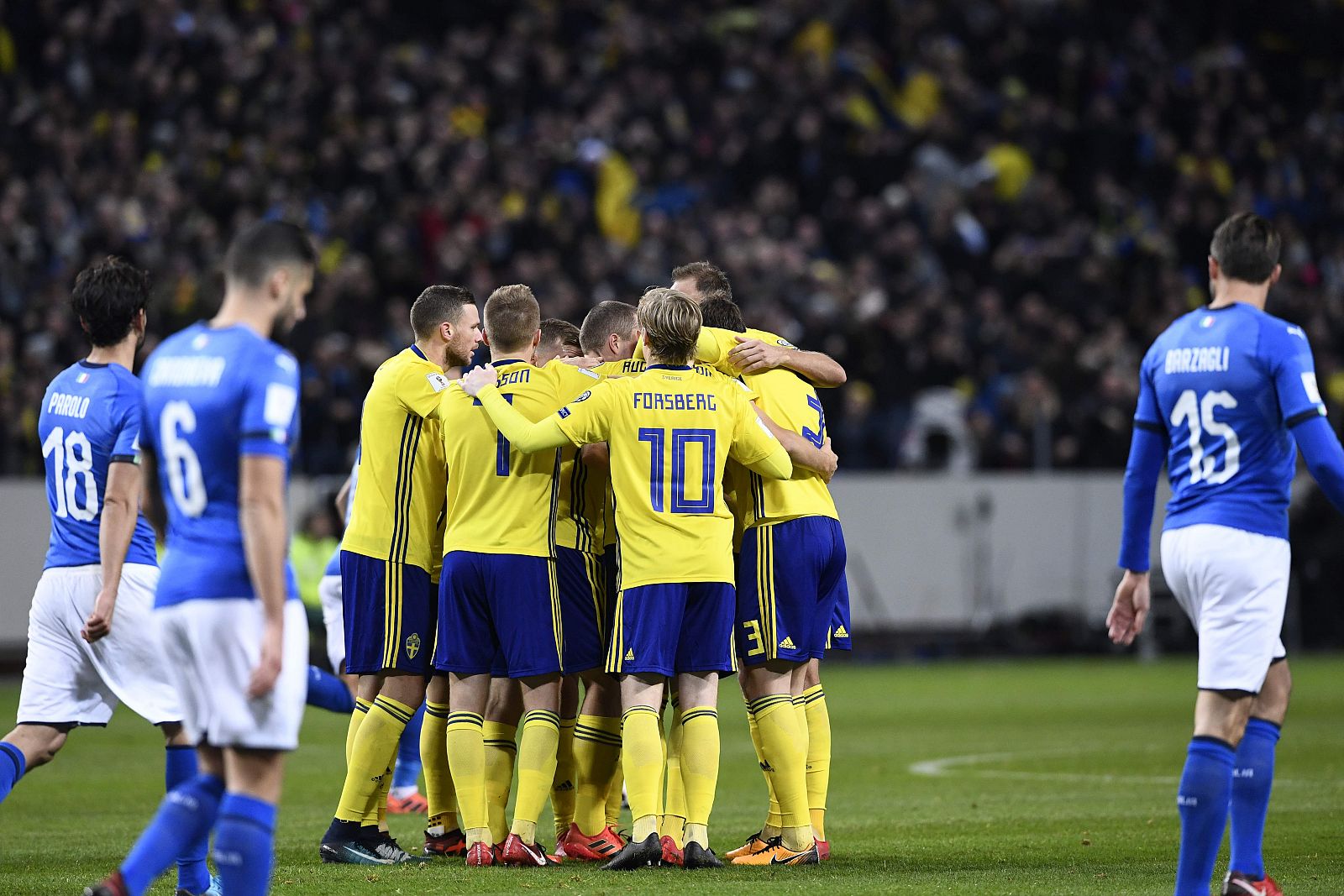 Suecia celebra el gol ante Italia