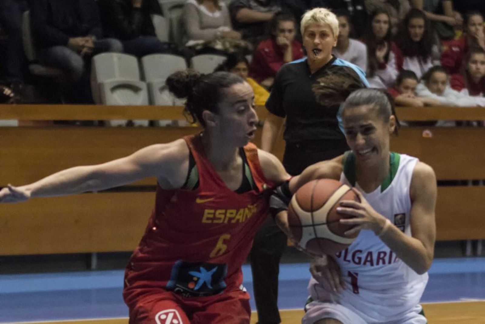 Silvia Domínguez defiende a una jugadora búlgara en Sofía