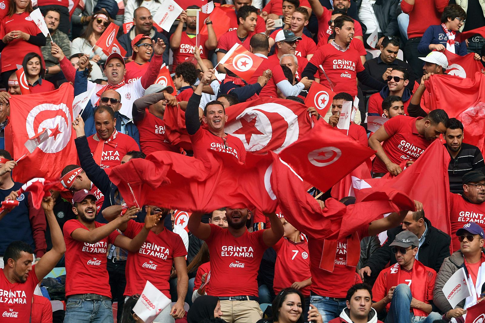 Aficionados de Túnez animan antes del partido ante Libia