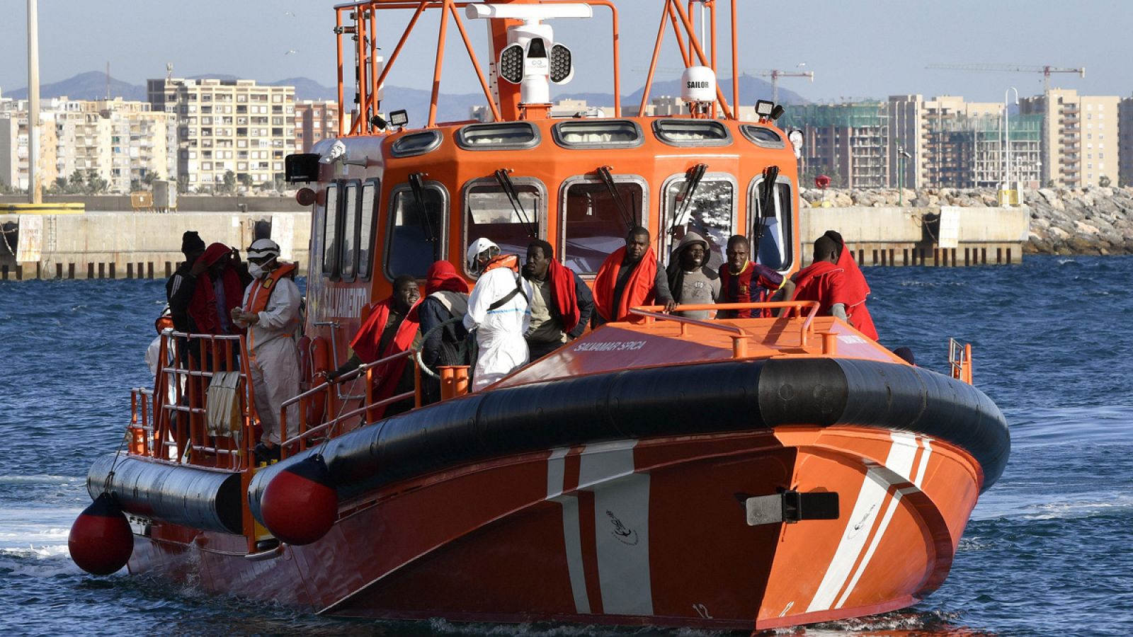 Llegan al puerto de Almería los 29 hombres y 3 mujeres de origen subsahariano que Salvamento Marítimo ha rescatado