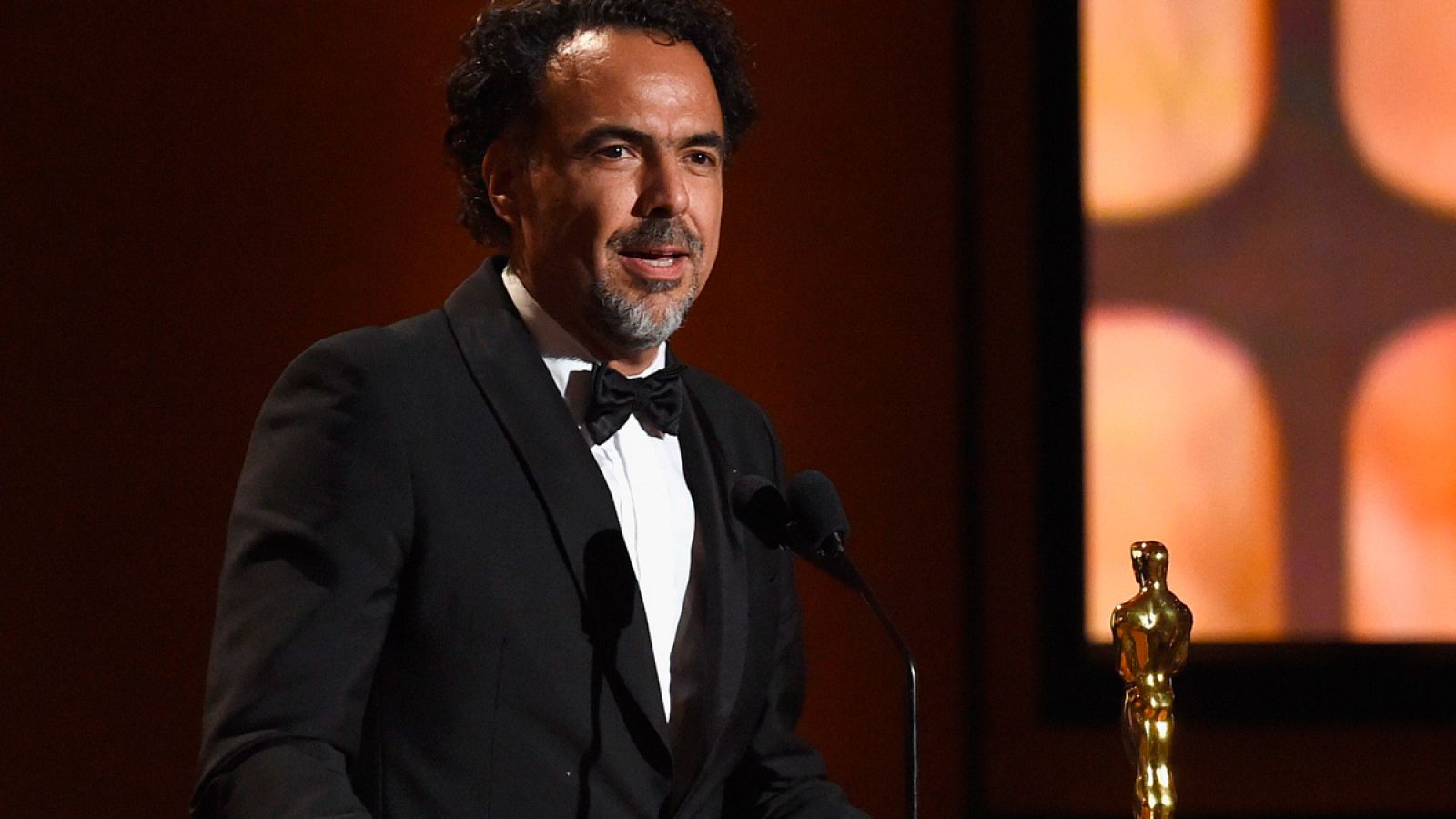 Alejandro González Iñárritu recibe un Oscar especial por su instalación de realidad virtual Carne y arena