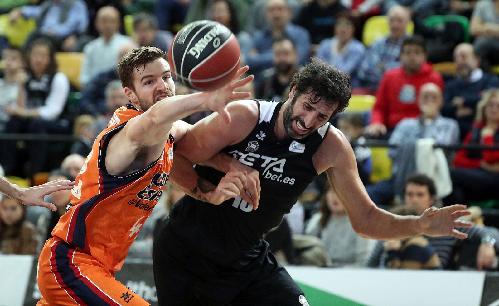 El jugador del Valencia Basket Aaron Doornekamp (i) disputa un balón con Álex Mumbrú