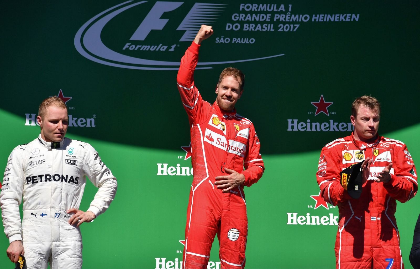 El alemán de Ferrari, Sebastian Vettel, celebra su victoria en Brasil en lo más alto del podio.