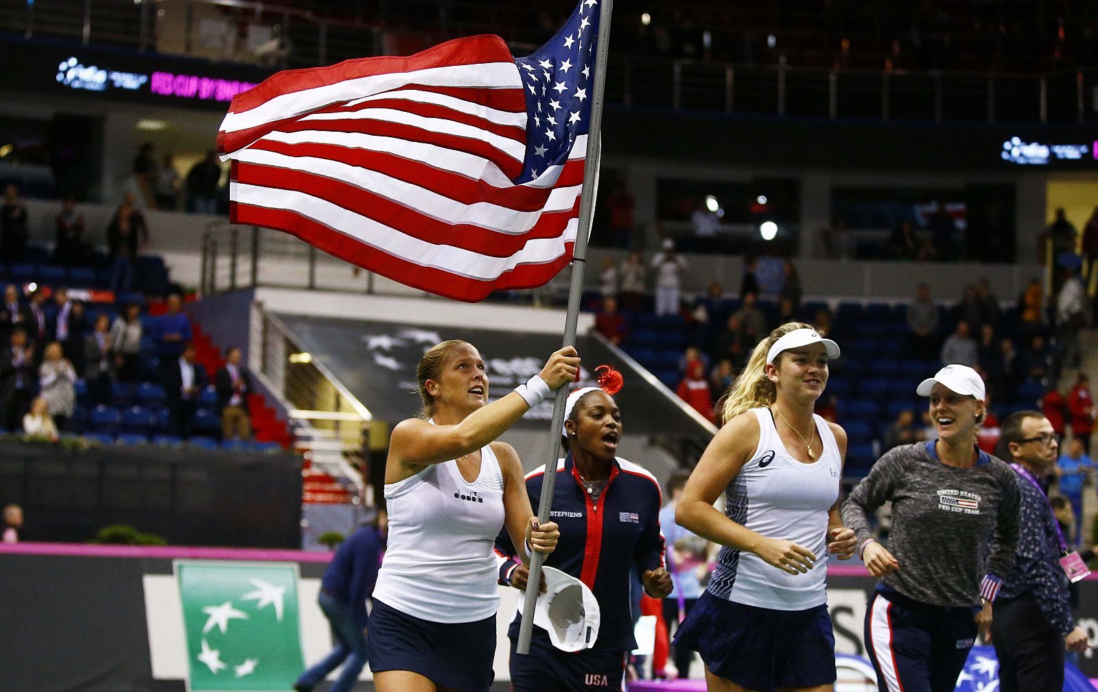 Las jugadoras del equipo estadounidense celebran su triunfo en la pista de Minsk.